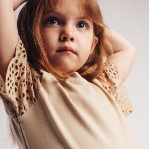 Bless T-shirt Creme Fawn – Meiden Top met Broderie Mouwen | Baje