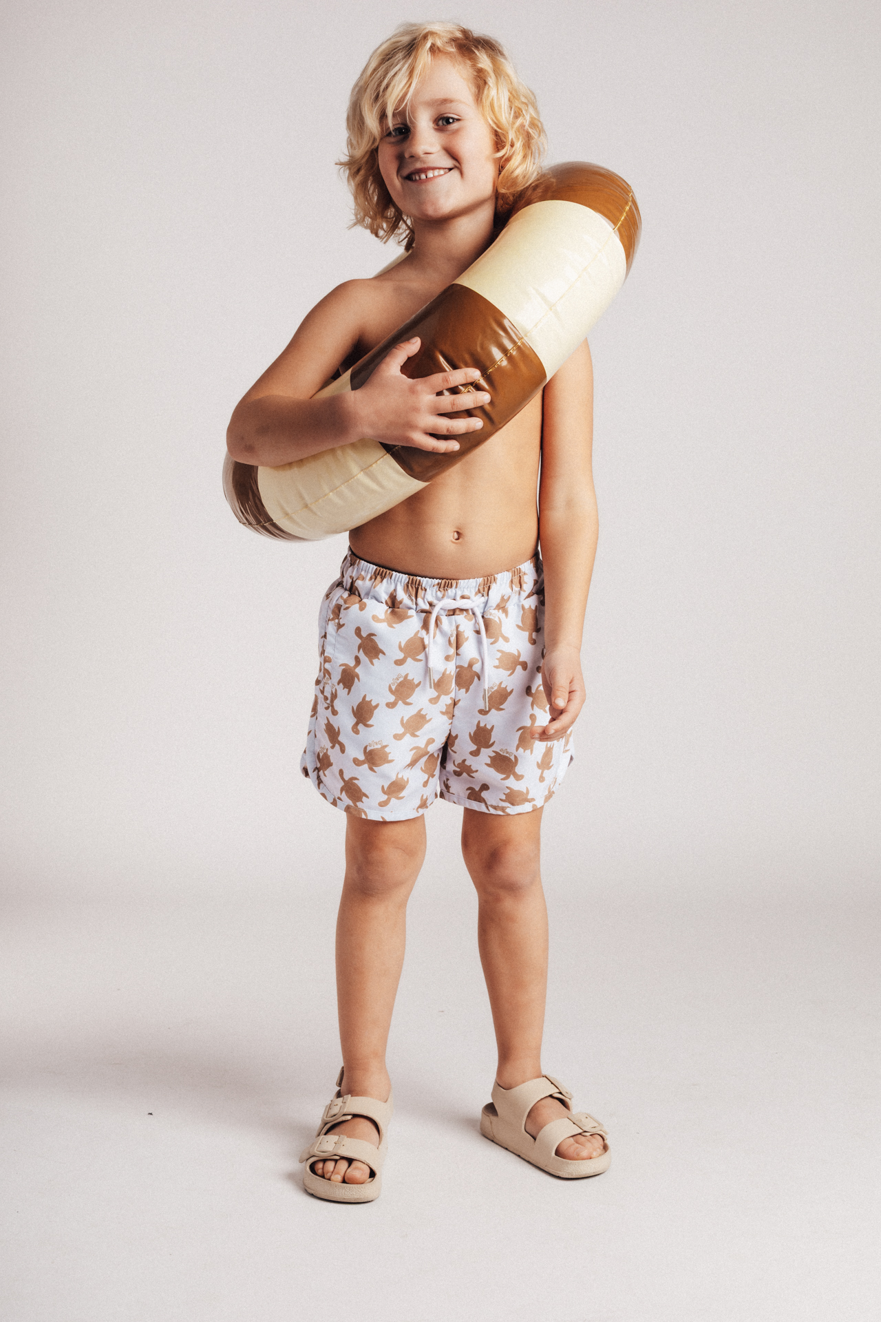 Kind in schattige kleding met patronen zwembroek baje blue steel