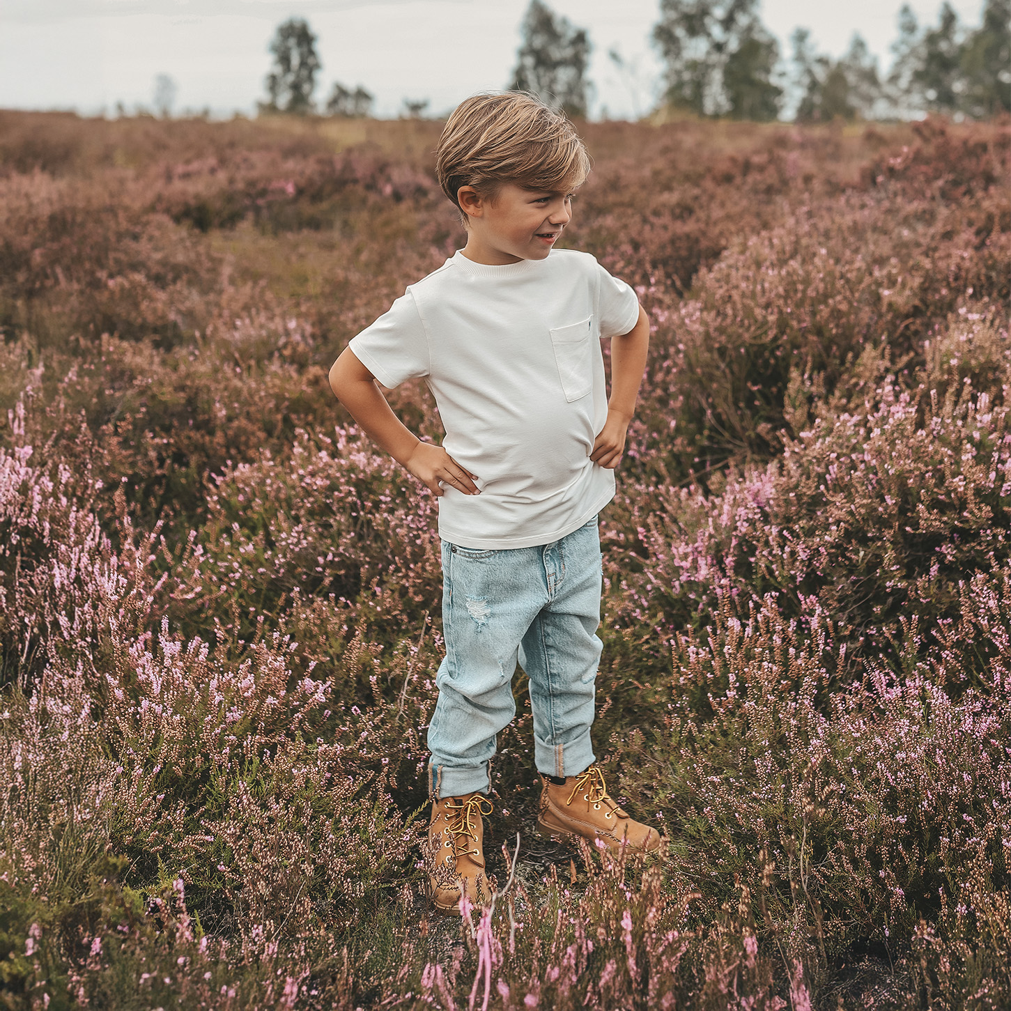 Blauwe jeans met scheuren en omgeslagen