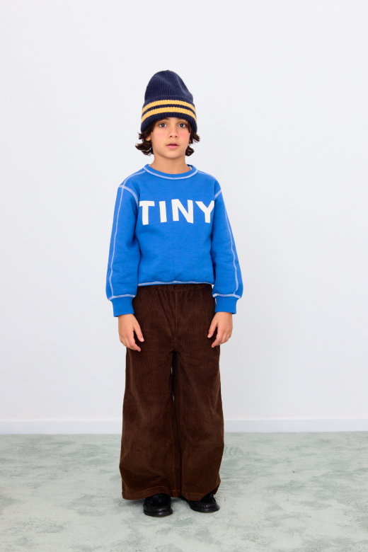 Contrast Sweatshirt – blauwe kindertrui met witte TINY print en sierstiksels