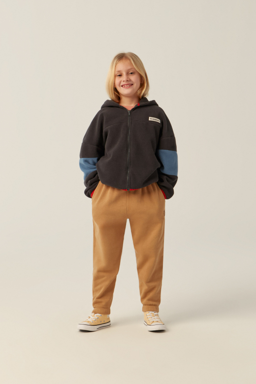 Grijs en blauw fleece sweatshirt met rode details en capuchon