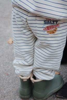 Kinderbroek van Konges Slojd met 'Sour and Salty' borduursel op achterzak