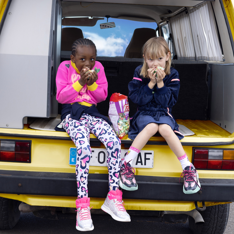 Kindertrui van Billieblush in roze met sierlijke borduursels en glitteraccenten