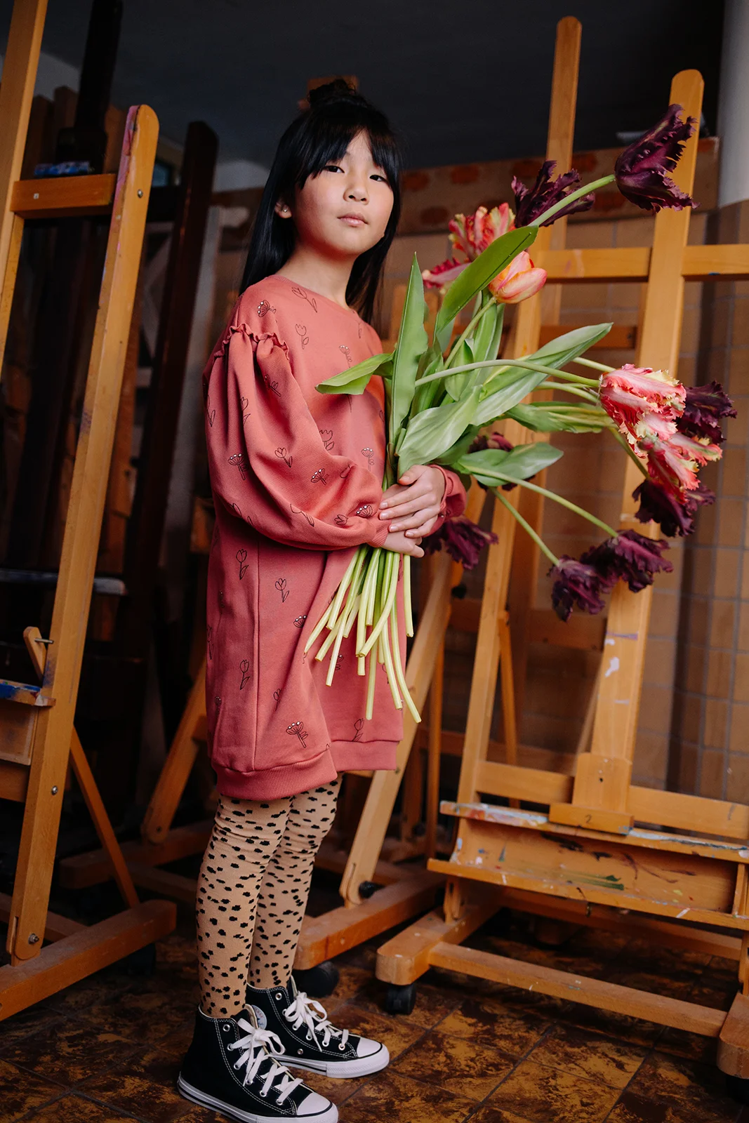 Meisje met tulpen in handen sproet en sprout