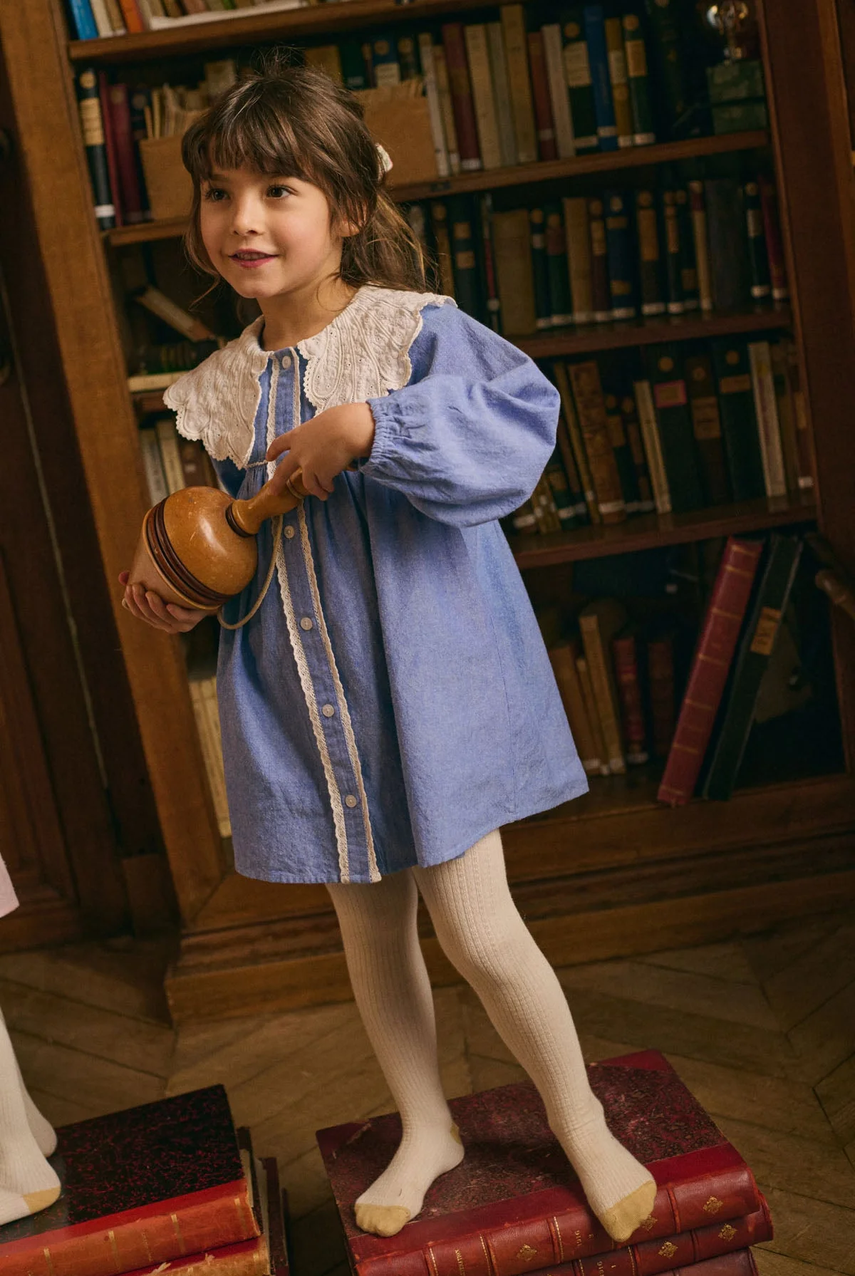 Louise Misha Hyacinte jurk cotton chambray blauw met embroidery kraag