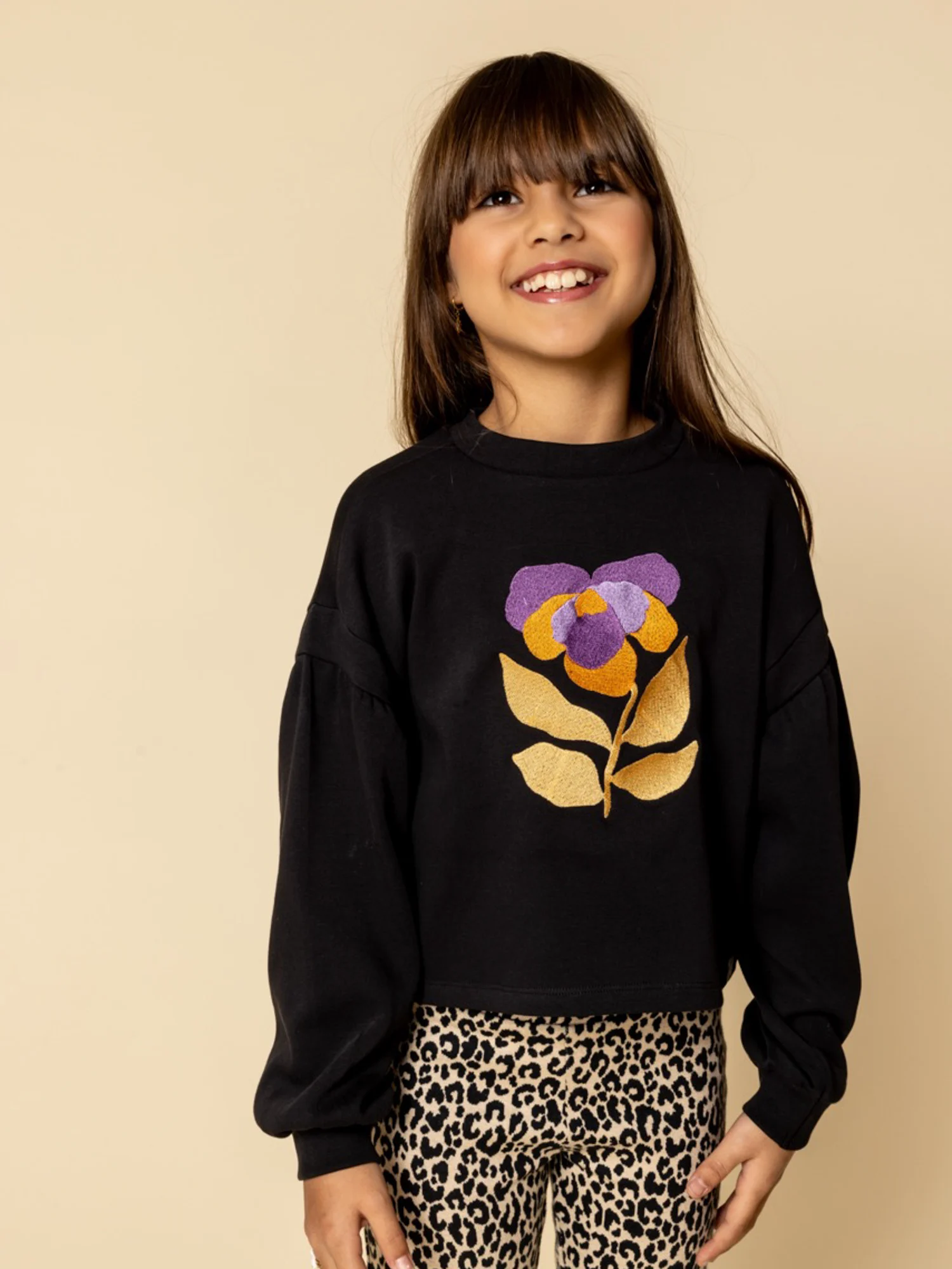 Sweater Graphite Flower meisjes met geborduurde bloem en cropped fit.