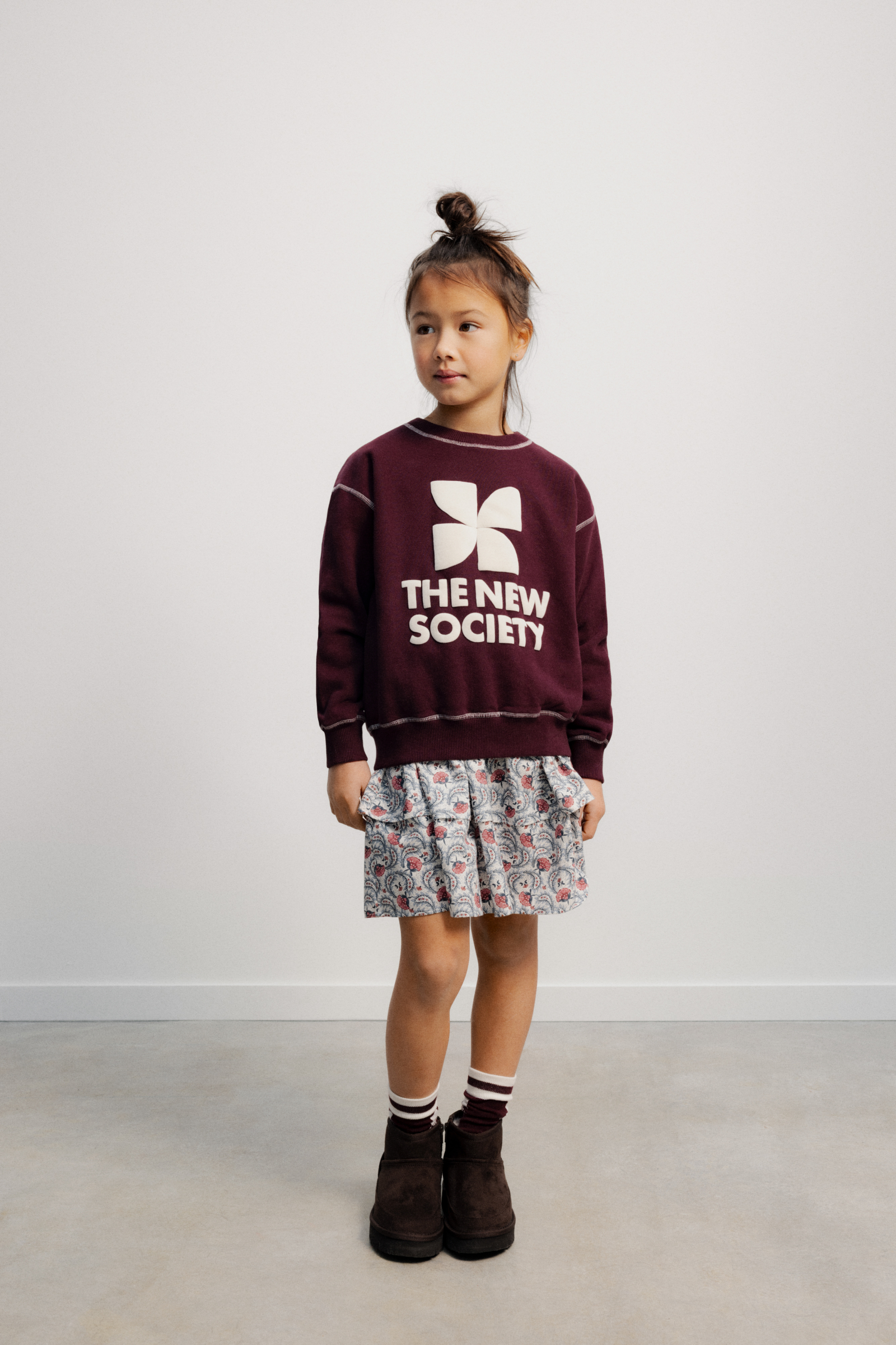 The New Society logo sweatshirt uni winetasting sfeer