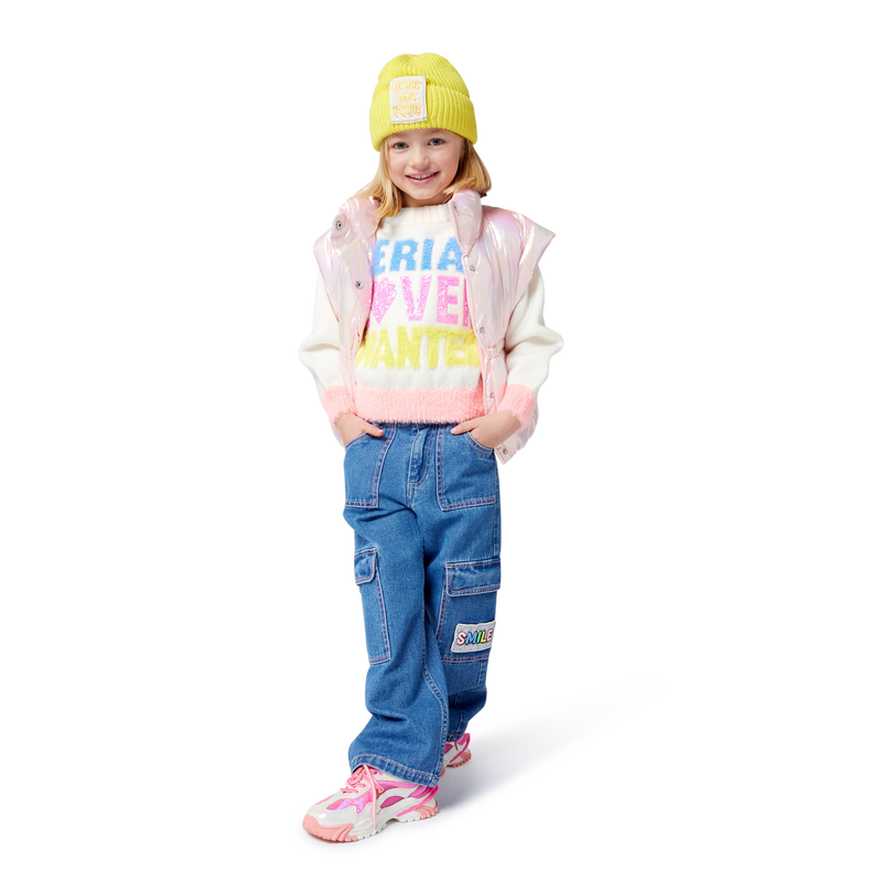 Trendy meisjestrui van Billieblush met opvallende tekstprint en kleurrijke accenten.