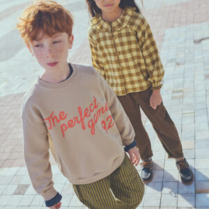 Kinderen in casual kleding buiten Cozmo