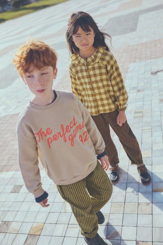 Kinderen in casual kleding buiten Cozmo
