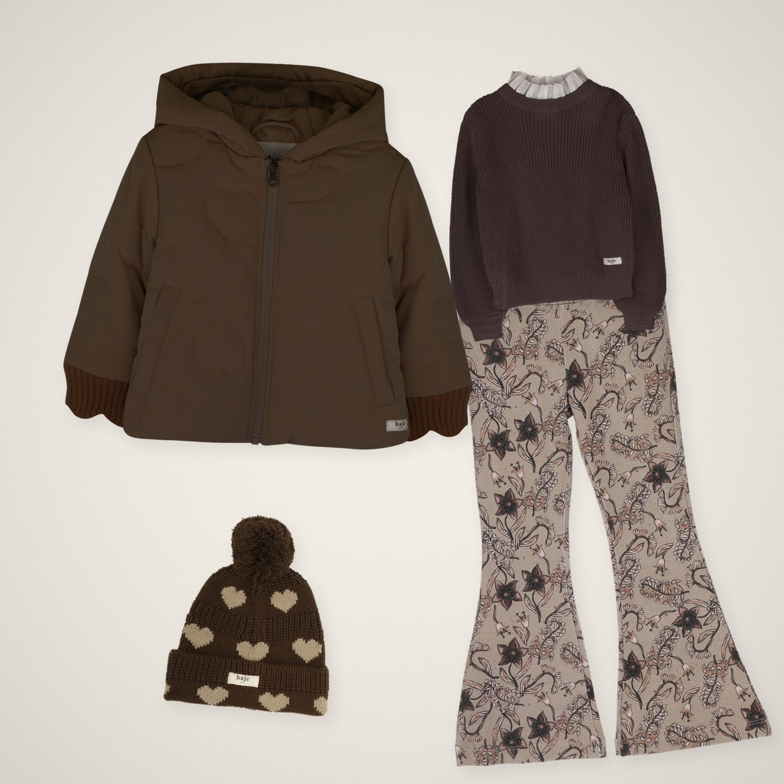 Herfst outfit meisjes: Baje Studio trui Mai bruin, flared broek Mare taupe, jas Amira en muts met hartjes